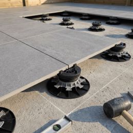 Self-leveling paving terrace pedestal 65/95 mm - ESSENTIEL range - Jouplast