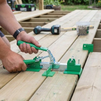 Deck Board Straightener: essential tool for board installation | Plots Discount