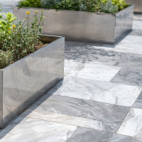 Carrelage extérieur gris : élégance et durabilité pour terrasse et piscine | Plots Discount