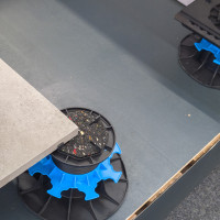 Outdoor tile pedestals: adjustable supports and accessories for terraces | Plots Discount