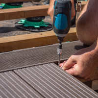 Terrazza in composito su piedini: robustezza ed estetica per i vostri spazi esterni | Plots Discount