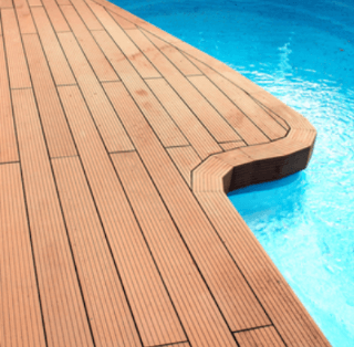 terrasse en bois composite aux abords d'une piscine