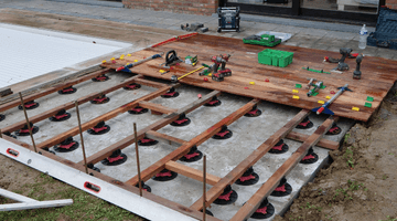 fondations de terrasse bois avec plots, lambourdes et lames de bois