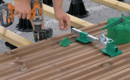 Fixation des lames de terrasse sur les lambourdes