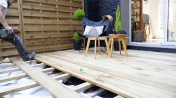 terrasse en bois sur plots réglables avec lames de bois en partie posées