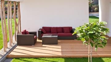 terrasse en bois sur plots avec mobilier de jardin